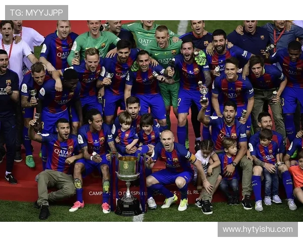 卡通足球明星齐聚一堂的精彩合照展现了他们的友谊与竞技精神